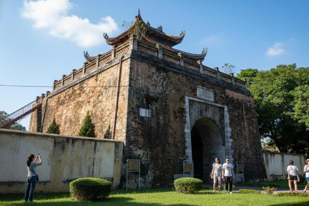 Đi di t&iacute;ch Cửa Bắc v&agrave;o s&aacute;ng sớm cũng l&agrave; trải nghiệm l&yacute; tưởng cho bạn (Nguồn: Internet).